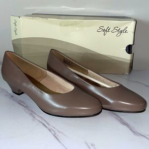 NWT Soft Style angel II Dress Pump Putty Smooth 8.5 W
